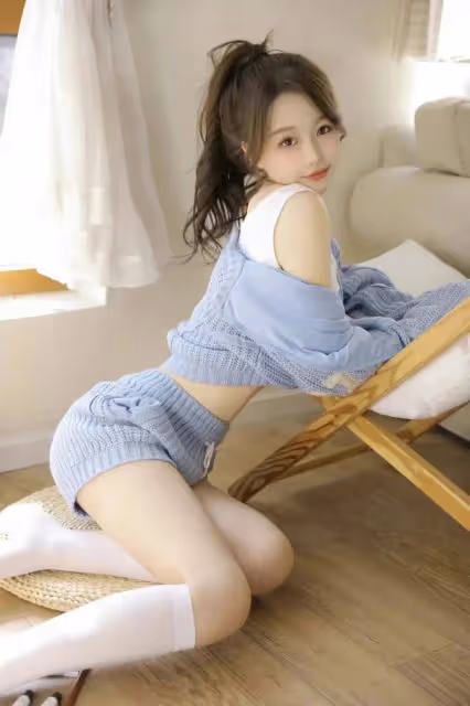 純凈如你,一襲淡藍色針織開衫,演繹毫不費力的優雅