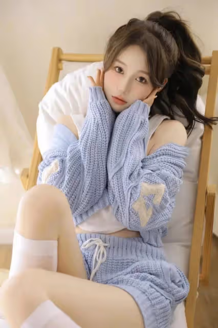 純凈如你,一襲淡藍色針織開衫,演繹毫不費力的優雅