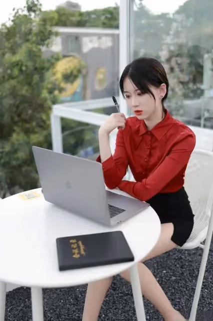 職場風采,包臀裙+絲襪+高跟鞋,打造你不凡的魅力,讓你輕鬆成為辦公室的明星