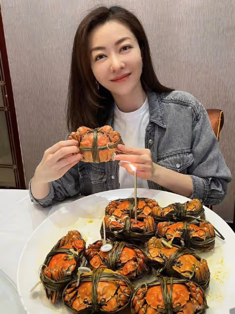 熊黛林看上250萬名表,老公問價後豪氣買下,婚後堅持不再生男娃