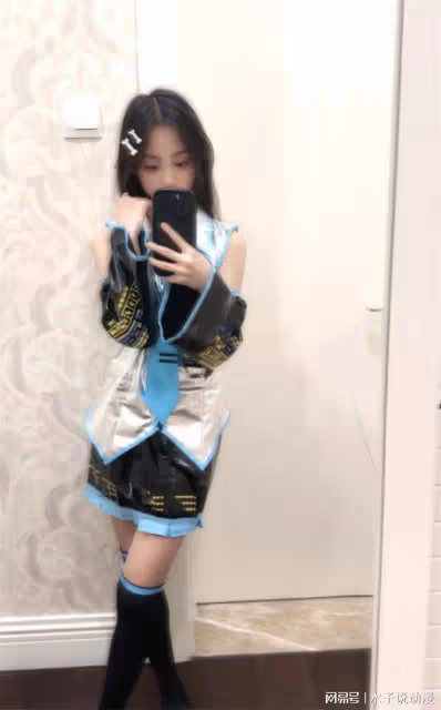 賈乃亮李小璐女兒甜馨為cos初音未來道歉,二次元被罵慘了!