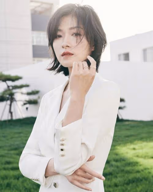《絕美如畫!萬茜全新寫真曝光,驚艷登場,美得令人窒息!》