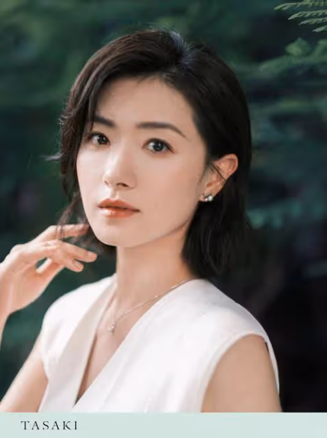 《絕美如畫!萬茜全新寫真曝光,驚艷登場,美得令人窒息!》
