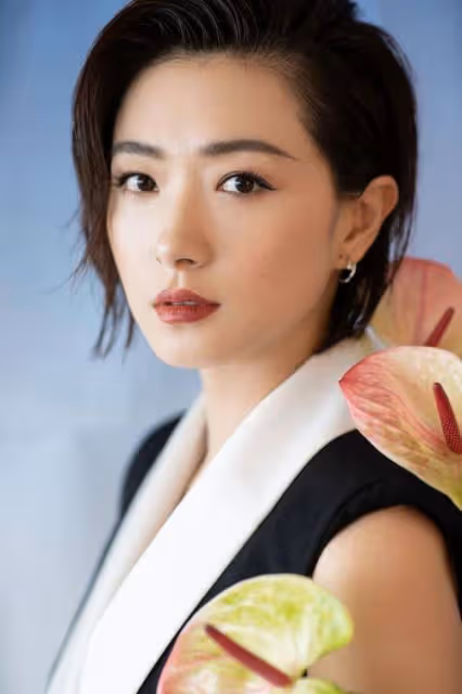《絕美如畫!萬茜全新寫真曝光,驚艷登場,美得令人窒息!》