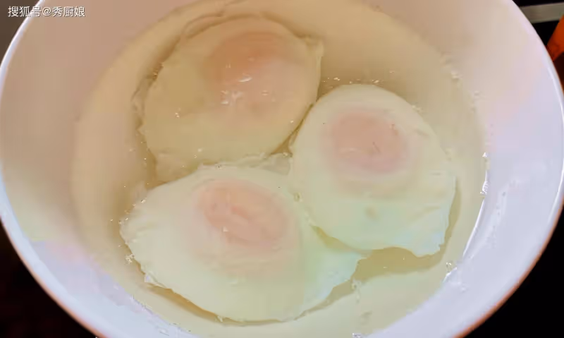 荷包蛋不要直接下鍋煮,老奶奶教我3招,雞蛋嫩滑不散花,無白沫