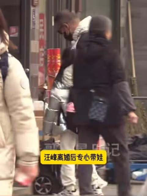 汪峰接幼女放學逛超市,身材臃腫發福,8歲醒醒扎馬尾神似章子怡