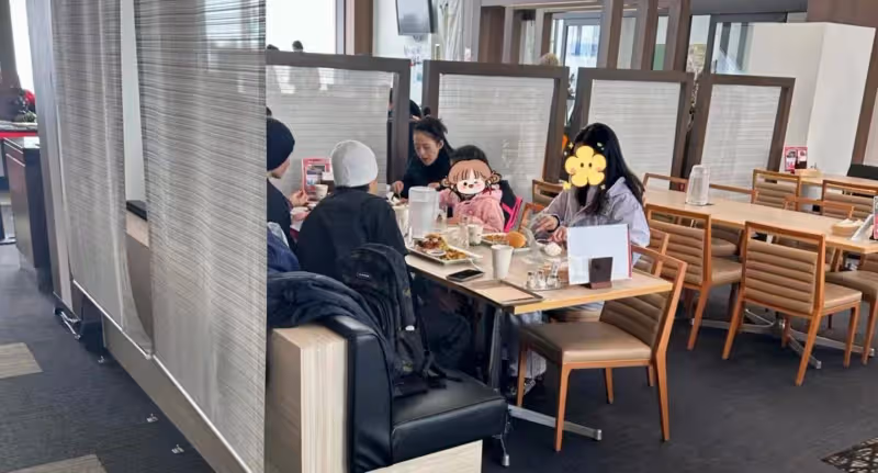汪峰接幼女放學逛超市,身材臃腫發福,8歲醒醒扎馬尾神似章子怡