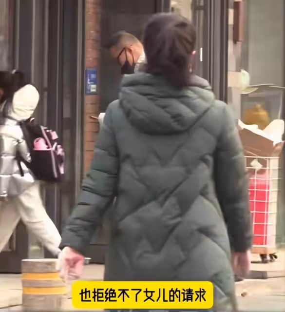 汪峰接幼女放學逛超市,身材臃腫發福,8歲醒醒扎馬尾神似章子怡