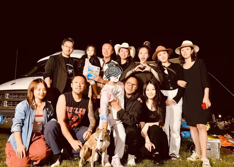 汪峰接幼女放學逛超市,身材臃腫發福,8歲醒醒扎馬尾神似章子怡