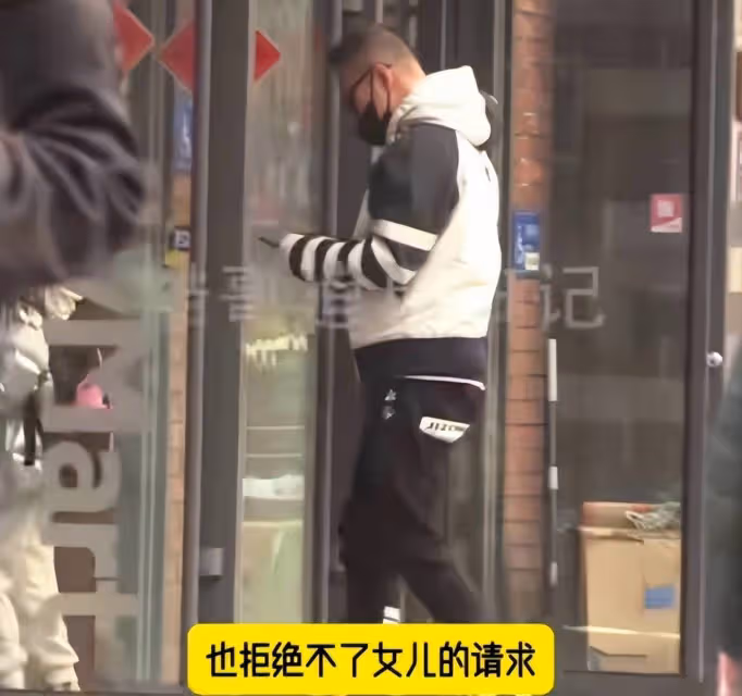 汪峰接幼女放學逛超市,身材臃腫發福,8歲醒醒扎馬尾神似章子怡