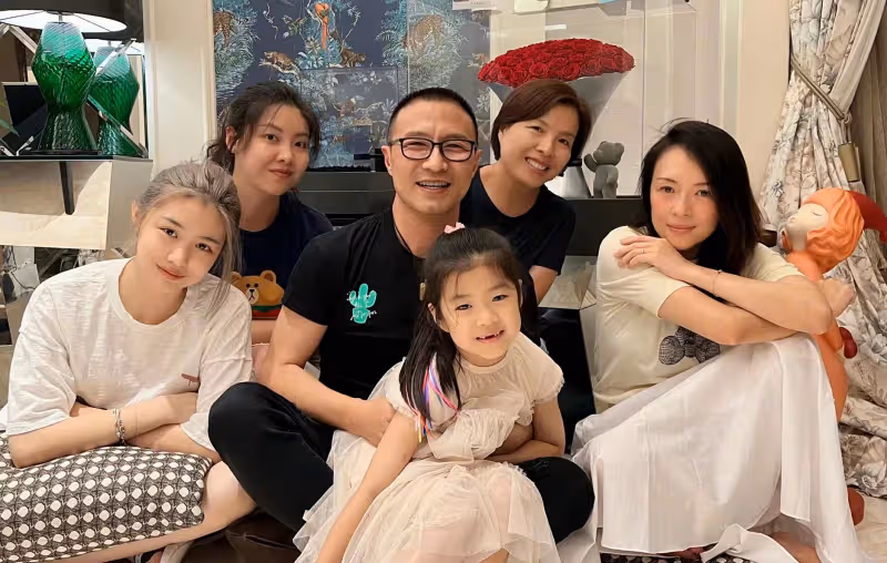 汪峰接幼女放學逛超市,身材臃腫發福,8歲醒醒扎馬尾神似章子怡