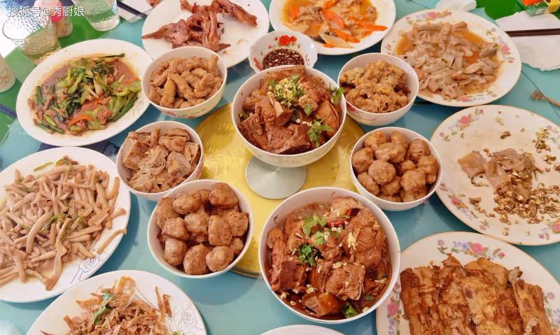 山東5兄妹曬年夜飯，第4桌「好寒酸」，行業不同，差距也太大了！