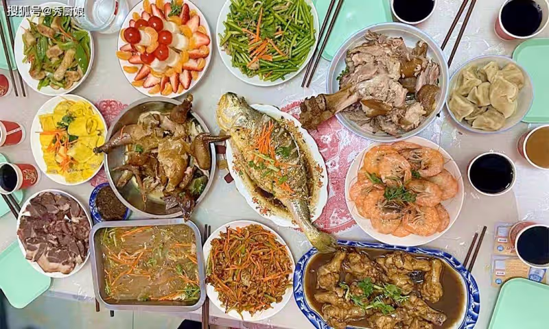 山東5兄妹曬年夜飯，第4桌「好寒酸」，行業不同，差距也太大了！