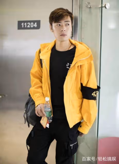 因拍戲被炸雙目失明,得抑鬱症後多次想自殺,39歲成首位80後影帝