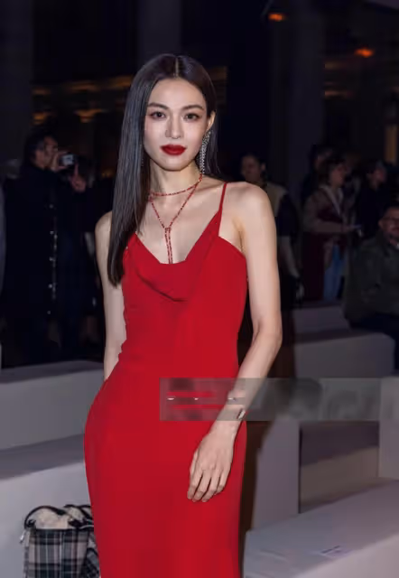外媒時裝周生圖:鍾楚曦腋下髒兮兮,楊冪長痘,任嘉倫又白又瘦