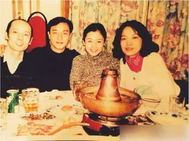 23年前,葛優與張國榮的一張合照,中間的女人驚艷了一個時代