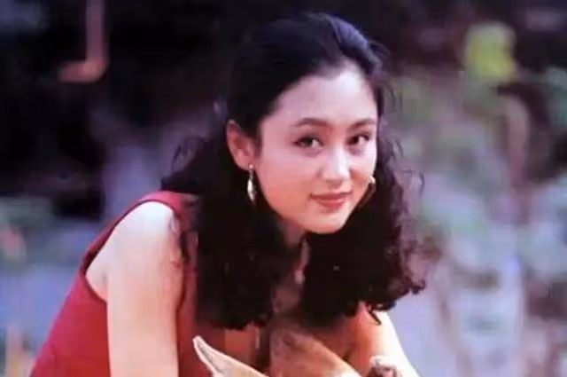 23年前,葛優與張國榮的一張合照,中間的女人驚艷了一個時代