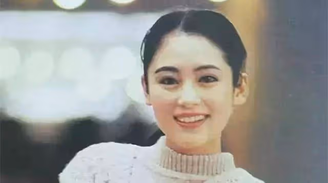 23年前,葛優與張國榮的一張合照,中間的女人驚艷了一個時代