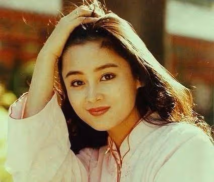 23年前,葛優與張國榮的一張合照,中間的女人驚艷了一個時代