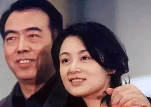 23年前,葛優與張國榮的一張合照,中間的女人驚艷了一個時代