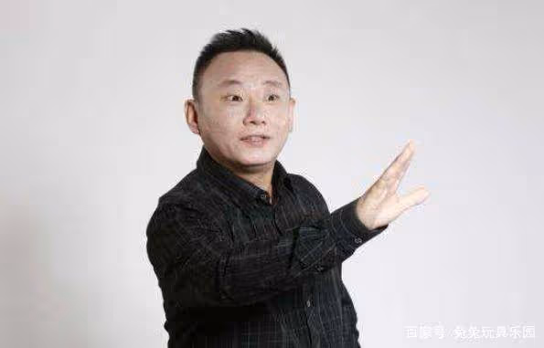 他是春晚常客,傾家蕩產陪妻子抗癌21年,如今52歲就滿頭白髮