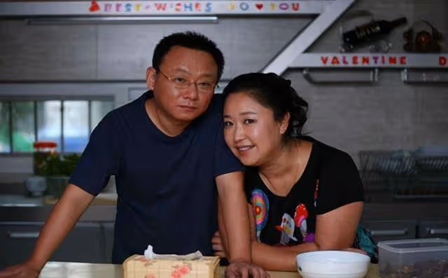 他是春晚常客,傾家蕩產陪妻子抗癌21年,如今52歲就滿頭白髮