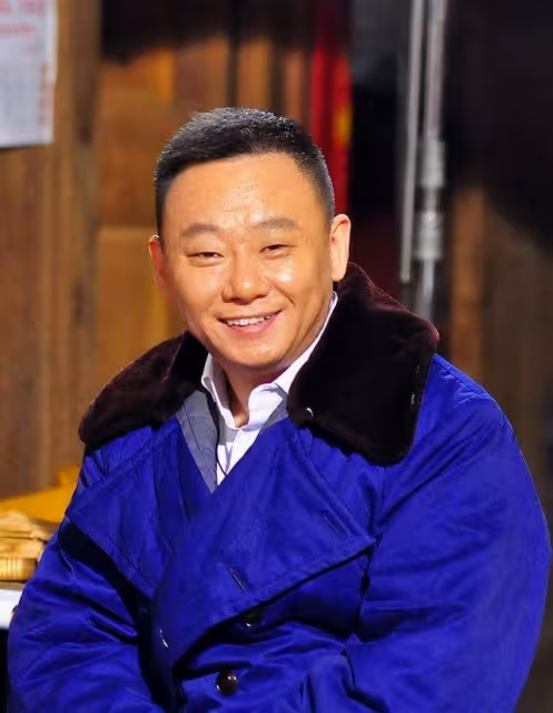 他是春晚常客,傾家蕩產陪妻子抗癌21年,如今52歲就滿頭白髮