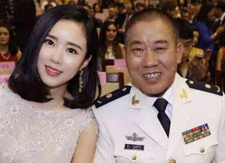 被說丑的男星,偏偏女兒個個貌美如花!他竟隱藏了女兒27年