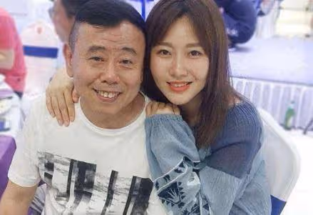 被說丑的男星,偏偏女兒個個貌美如花!他竟隱藏了女兒27年