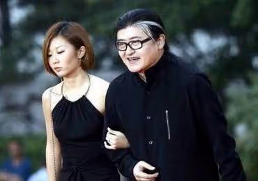 被說丑的男星,偏偏女兒個個貌美如花!他竟隱藏了女兒27年