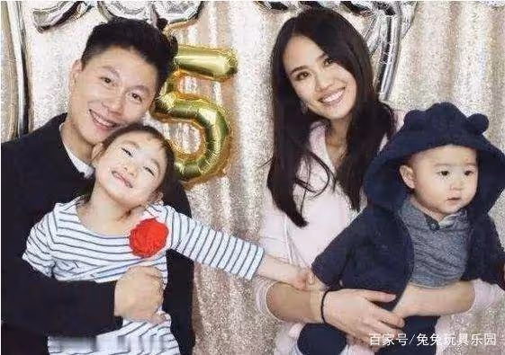 20歲時愛上14歲的她,用7年時間陪她長大,一家四口幸福美滿