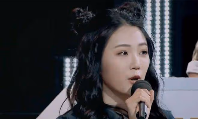 原來張凱麗是她的媽媽,氣質出眾還是個隱藏學霸,才16歲就當女主