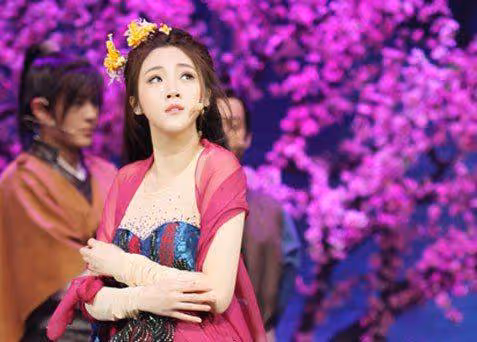 原來張凱麗是她的媽媽,氣質出眾還是個隱藏學霸,才16歲就當女主
