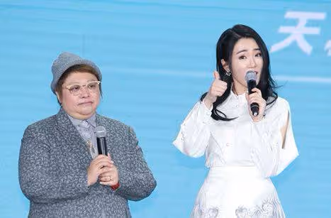 原來張凱麗是她的媽媽,氣質出眾還是個隱藏學霸,才16歲就當女主
