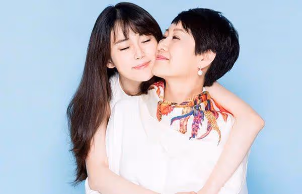 原來張凱麗是她的媽媽,氣質出眾還是個隱藏學霸,才16歲就當女主