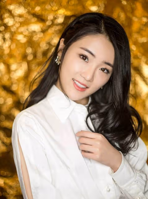 原來張凱麗是她的媽媽,氣質出眾還是個隱藏學霸,才16歲就當女主