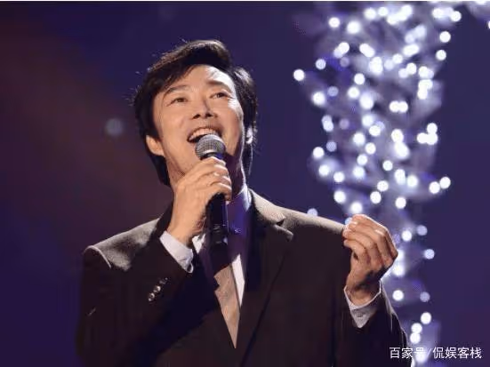 成龍老了，李連杰老了，周星馳也老了，而65的他看起來像30歲