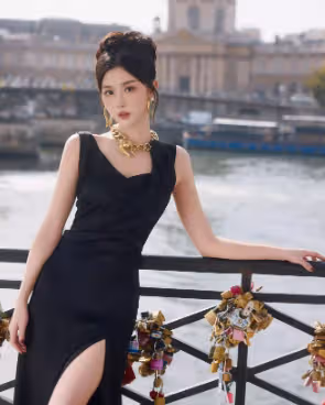 孔雪兒時裝周美照，一襲黑色露肩開叉長裙，眼神深邃迷人令人陶醉