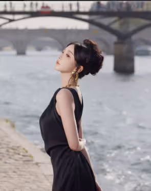 孔雪兒時裝周美照，一襲黑色露肩開叉長裙，眼神深邃迷人令人陶醉