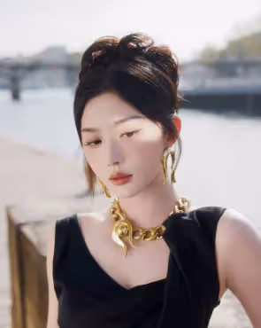 孔雪兒時裝周美照，一襲黑色露肩開叉長裙，眼神深邃迷人令人陶醉