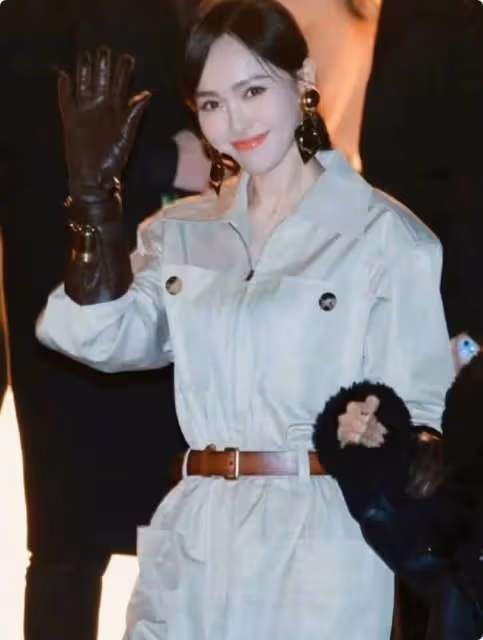 巴黎時裝周明星狀態：楊冪豐滿有料，吉娜透視裙驚艷，郎朗胖成球