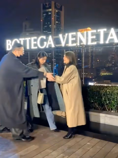 郭晶晶排隊被合影！其中兩個不經意的細節，更是獲得了不少的誇讚