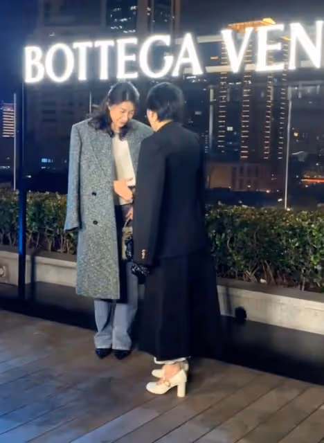 郭晶晶排隊被合影！其中兩個不經意的細節，更是獲得了不少的誇讚