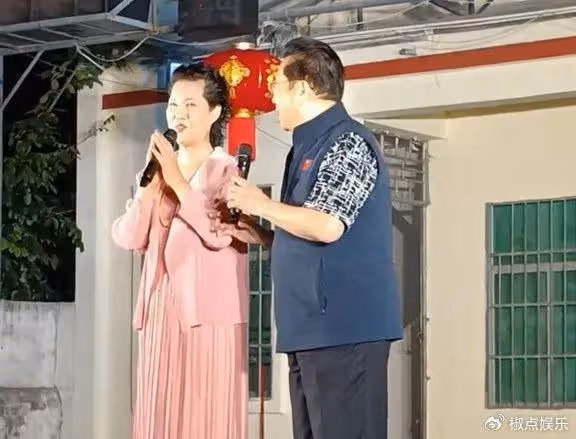 85歲李雙江海南遊被廣泛質疑！戴金項鍊老態盡顯，唱錯歌詞引爭議