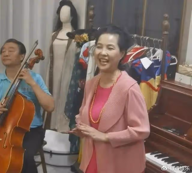 85歲李雙江海南遊被廣泛質疑！戴金項鍊老態盡顯，唱錯歌詞引爭議