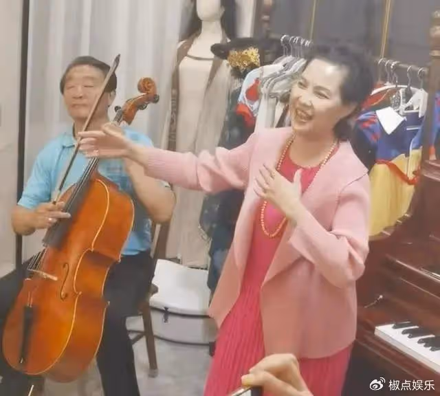 85歲李雙江海南遊被廣泛質疑！戴金項鍊老態盡顯，唱錯歌詞引爭議