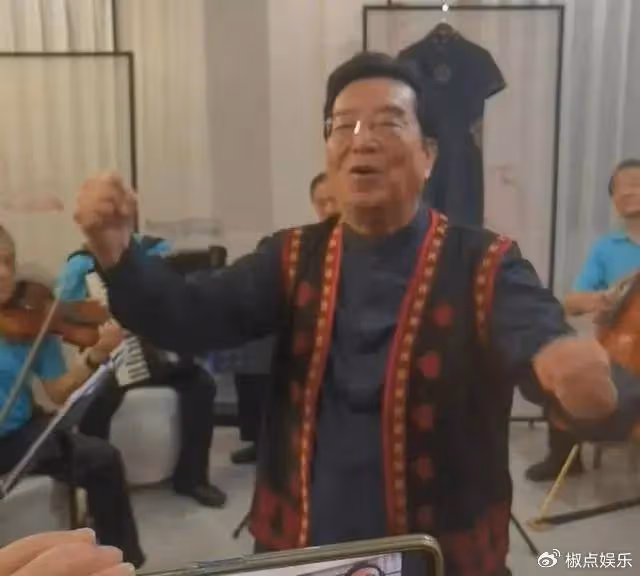 85歲李雙江海南遊被廣泛質疑！戴金項鍊老態盡顯，唱錯歌詞引爭議