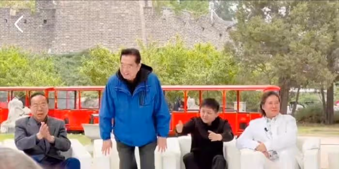 85歲李雙江海南遊被廣泛質疑！戴金項鍊老態盡顯，唱錯歌詞引爭議