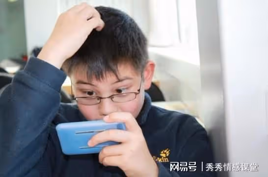 放假了,兒子每天手機不離手,我用了一個辦法,他再也不玩手機了