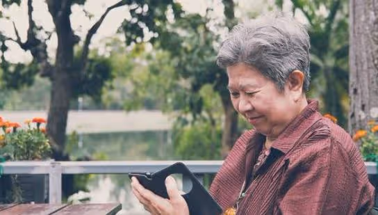 晚年老人忙著帶孩子,卻不願照顧父母?過來人說出了心裡話